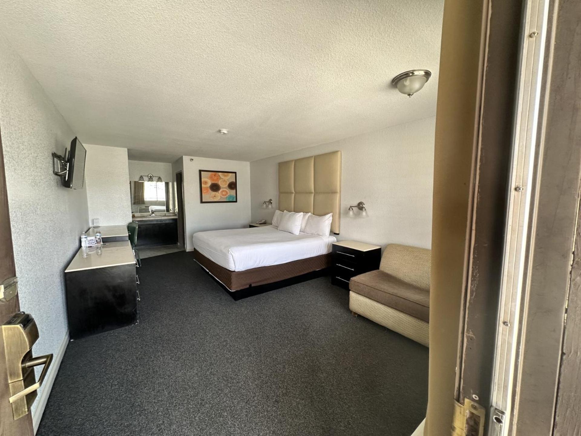The New Pioneer Hotel 2*